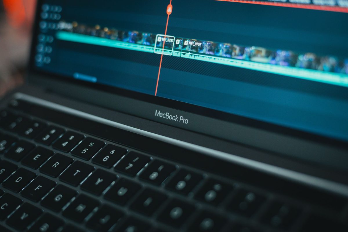 Comparison of free alternatives to CapCut video editors on a monitor